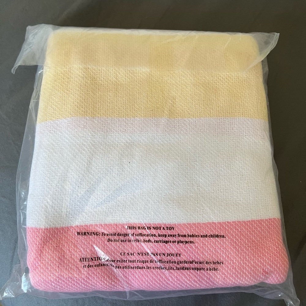 Vs pink beach blanket - Picture 4 of 4
